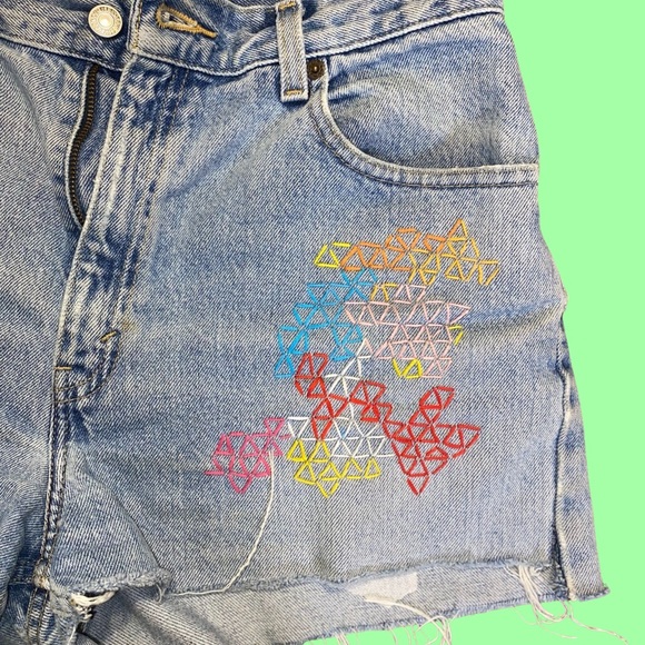 🪡🌈Levi’s Festival cutoffs size Medium hand embroidered